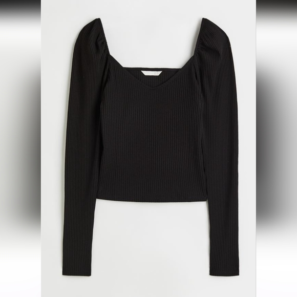 H&M Tops - H&M Black Puffed Shoulder Top 🖤